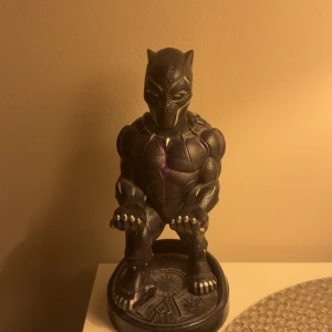  Black Panther Ställ -  Black Panther-figur som fungerar som hållare. Perfekt för gaming och snygg display på skrivbordet.