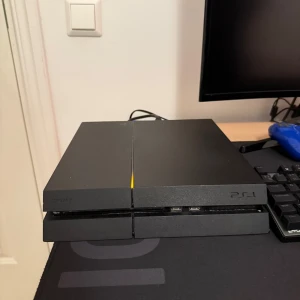 PlayStation 4 - Sony PlayStation 4 i gott skick. Konsolen har mindre ytliga repor men inga större skador. Fungerar utmärkt och är redo för spel. Perfekt för dig som vill ha en pålitlig spelkonsol till ett bra pris. Kommer med gta 5 och lite andra spel.