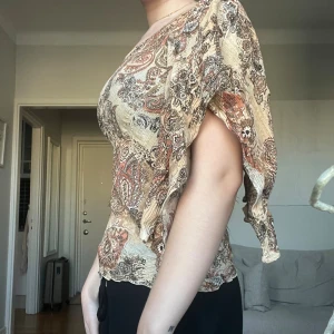 Asymmetrisk topp - Jättefin asymmetrisk topp med mönster🩷 väldigt sparsamt använd🩷väldigt stretchig så passar xs-s