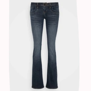 Mörkblå bootcut jeans från LTB - Snygga mörkblå jeans från LTB med klassisk femficksdesign och bootcut-ben. Jeansen har låg midja och är tillverkade i stretchig denim för en bekväm passform. Endast använda en gång!!. Storlek 27x34