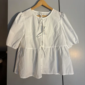 Vit blus med snörning - Vit blus med snörning som ny står inget märke ❤️