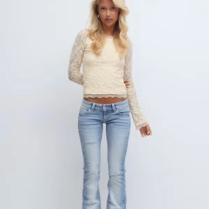 Gina 14+ jeans (oanvända) - Säljer ett par ljusblå jeans med snygga broderade detaljer och små nitar på bakfickorna. Jeansen har låg midja och en klassisk bootcut-passform. Säljer då de var förstora, helt slutsålda på hemsidan och aldrig använda.❤️
