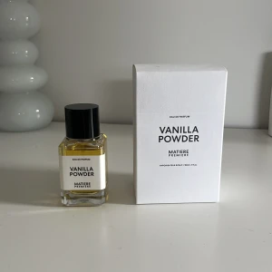 Vanilla Powder Eau de Parfum - Trendig parfym från Matiere Premiere med stilren design. Vanilla Powder är tillverkad i Frankrike och kommer i en 50 ml flaska. Perfekt för dig som vill sticka ut med en modern och elegant doft.
