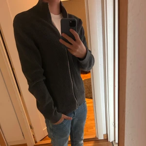 Grå Cardigan från East West - Grå cardigan från East West. Storlek S passar 170cm. Nypris 1100. Hör av dig vid minsta fundering! 