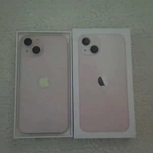 iPhone 13 - Säljer min ljusrosa iphone 13 då jag har köpt en ny mobil, den är 128GB och har 86% batterihälsa. Inga sprickor eller så ser ut helt som ny. Allting funkar som vanligt.💕 man får med iphone boxen och apple påse också.