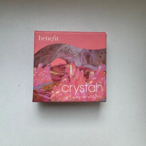 Benefit Crystah rouge i jordgubbrosa Powder Blush - Rouge från Benefit i nyansen Crystah, en jordgubbrosa färg med mjuk shimmer-finish. Kommer i en fyrkantig lila och rosa kartong med spegel i locket. Perfekt för att ge kinderna en fräsch, glowy look. Nytt skick