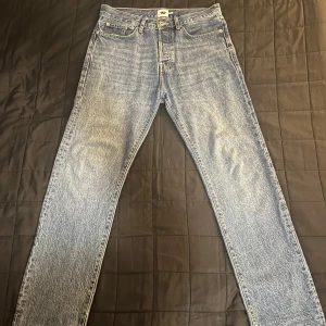  jeans straight fit - Jeans i ljusblå tvätt med rak passform från lager 157. Byxorna är i gott skit med lite slitage på enden av benen.