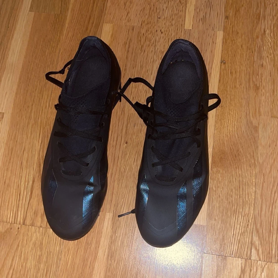 Svarta adidas fotbollsskor strl 44