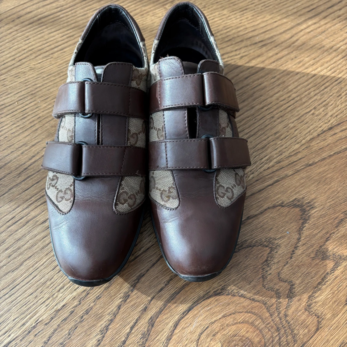 Bruna sneakers från Gucci med monogram