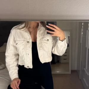 Vit jeansjacka  - Säljer en vit croppad jeansjacka från Gina Tricot. Använt ett fåtal gånger men den är fortfarande i väldigt bra skick! 