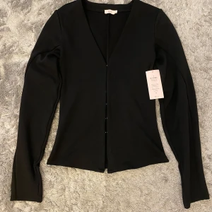 Nelly waist focus cardigan - En waist focus cardigan från nelly i storlek S. Just nu är storlek S slutsåld på hemsidan. Den är ny med prislapp :)