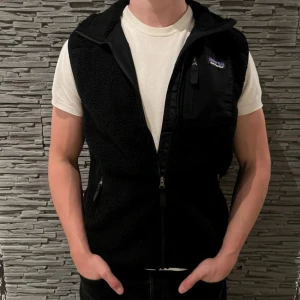 Svart fleeceväst från Patagonia L - Säljer denna riktigt feta Patagonia väst i storlek L. Den är som ny🤩 Pris ej hugget i sten, hör av dig vid frågor.