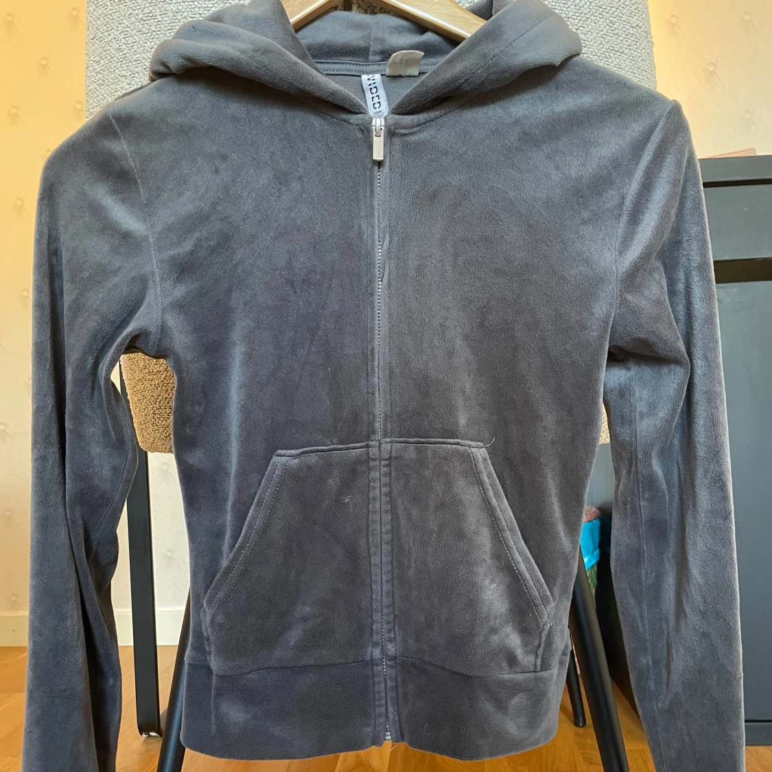 Mörkgrå zip-tröja  - 1