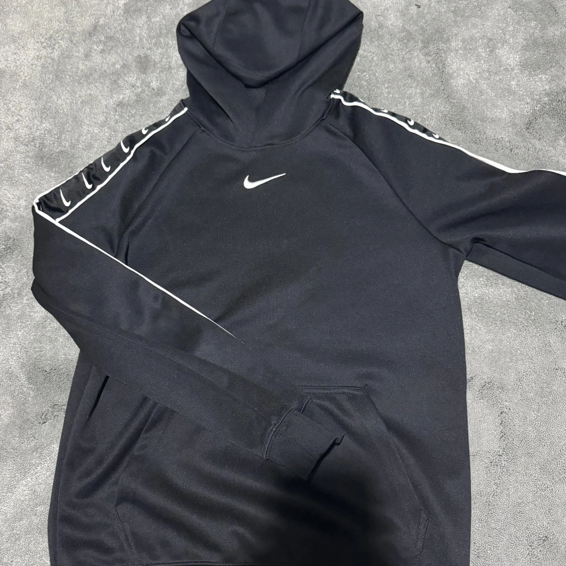 Svart Nike hoodie med vita detaljer