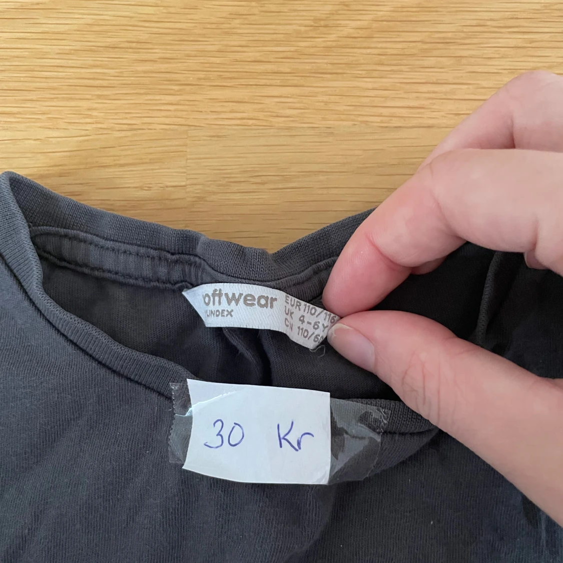 Mörkgrå t-shirt med tryck från Lindex - 3