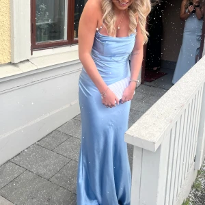 Blå balklänning - Säljer en av mina balklänningar i en jätte fin blå färg! Köpt för 1600kr💕