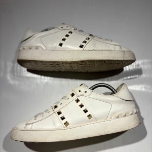 Valentino skor - Hej! Säljer nu mina skor från märket Valentino , storlek 41.5 bra skick, allt på bilden ingår. Tveka inte på att höra av dig om du har frågor eller funderingar kring skorna! 
