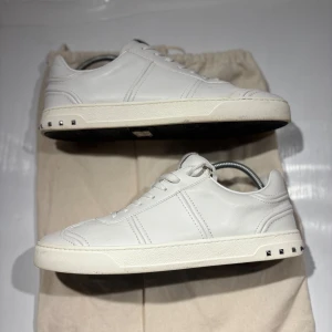 Valentino Flycrew  - Hej! Säljer nu mina skor från märket Valentino , storlek 44 bra skick, allt på bilden ingår. Tveka inte på att höra av dig om du har frågor eller funderingar kring skorna! 