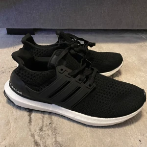 Adidas Ultraboost sneakers svart & grå & vit  - Hej säljer flera par av mina oanvända ultraboost 4.0, dom är aldrig använda och i bra skick.   Säljer de styckvis för 800 men kan även sälja de tillsammans om det finns ett intresse för båda.  Finns i flera storlekar även i vit färg. (Har fler storlekar än 44)