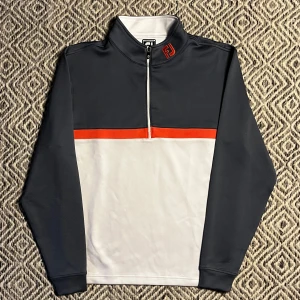 Footjoy Tröja - Footjoy Golftröja! | Storlek S passar M | Skick 9/10 mycket bra! | Nypris 1099kr | Mitt pris 399kr | Kom pm vid frågor eller funderingar! | Postas eller hemleverans i Gävle området!