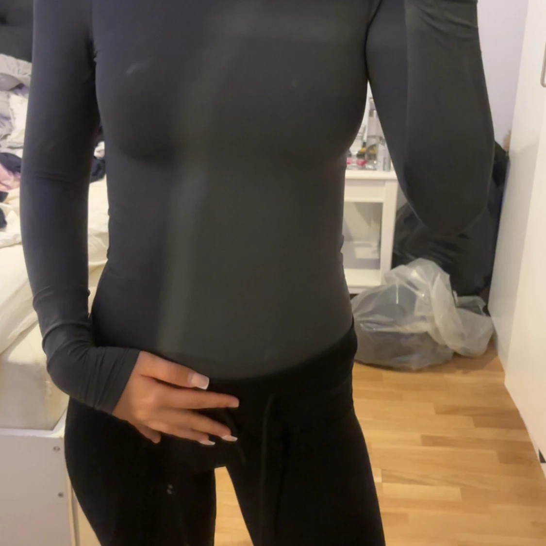 Grå långärmad bodysuit