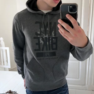 Nyc Bike Polo Ralph Lauren hoodie - Nyc Bike Polo Ralph Lauren hoodie grå i storlek L. Inga defekter! Säljs för omkring 1000 kr här på Plick. Säljer för 700! Modellen är 180,75 kg, hoodien är lite stor på honon 🙏