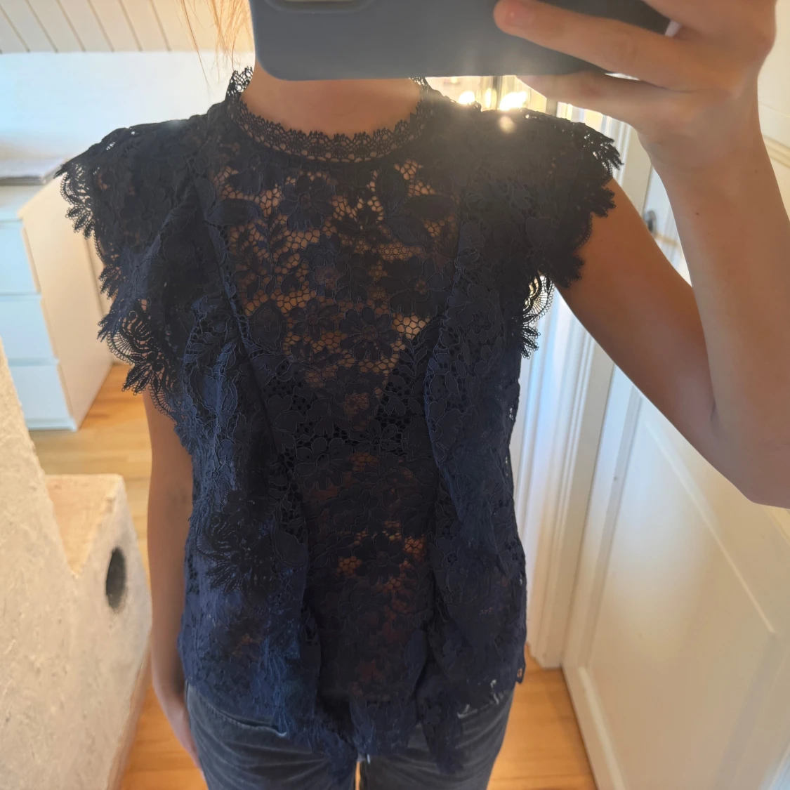 Mörkblå spetsblus med volang - 2