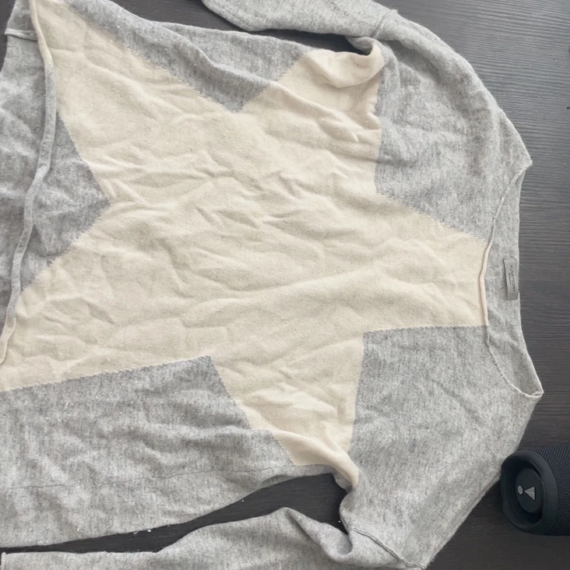 Grå stickad tröja med stor stjärna