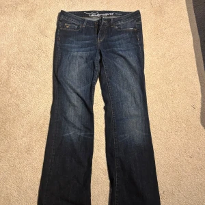 Mörkblå bootcut jeans Esprit - Mörkblå jeans från Esprit med klassisk femficksdesign och snygga slitningar vid bensluten. Jeansen har bootcut-modell och är tillverkade i mjukt denimtyg med lätt tvättad look. Perfekta för dig som gillar en avslappnad och tidlös stil.