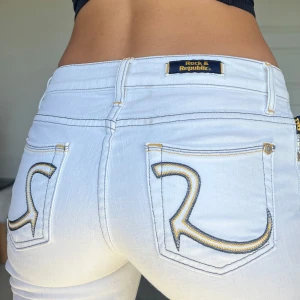 Rock and republic jeans - Midjemått: 36cm rakt över, innerbenslängd: 81cm 💕