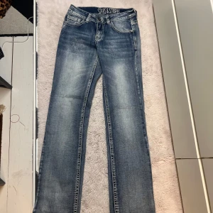 Blå jeans från Stars & Stripes, stl 27 - jätte snygga blå jeans från Stars & Stripes aldrig använda för dom är för stora men dom har jätte fina fickor som ser lite ut som miss me och kostar runt 1 och 3 nya😊
