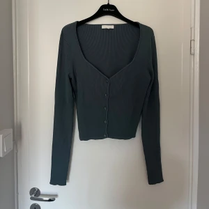 Grön kofta - Säljer en söt grön stickad kofta från H&M. Storlek M, aldrig använd🌸