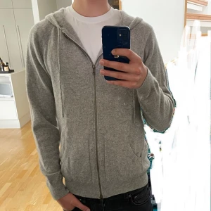Davida Cashmere Zip Hoodie - Säljer nu denna sjukt snygga kashmir zip hoodie från Davida Cashmere. Tröjan är i 100% kashmir. Mycket bra skick utan några defekter! Nypris är 2700kr! Modellen är ca 183 och skulle rekommendera den till 180-187! Hör av dig vid frågor eller funderingar, priset är inte hugget i sten!