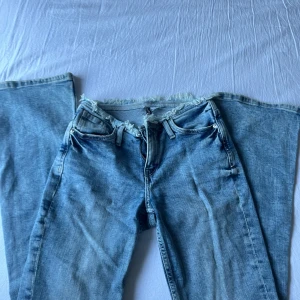 Ljusblåa wide jeans från H&M Divided - Säljer ett par ljusblåa jeans från H&M Divided i storlek 34 men är stretchiga så skulle säga det är som storlek 36. 💓