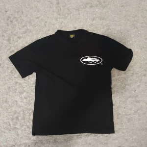Corteiz t shirt - Storlek M har använt typ 2-3 gånger, om du kollar på sista bilden kan du se vit fläck/fläckar som jag tror går att ta bort.