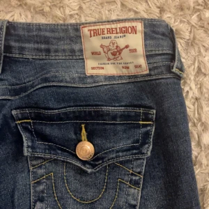 Lågmidjade true religion jeans  - Säljer mina fina Ture religion jeans i modell Joey! Jätte bra skick! 