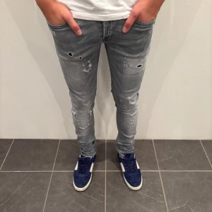 Dondup Jeans George  - Dondup Jeans George! Trendigaste jeansen på marknaden.  Skick= 9,5/10 Ny pris= 4000 kr Säljs för= 1299 kr (Modellen har original slitningar från fabrik vilket är väldigt eftertraktat och populärt)