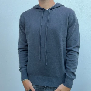 Kashmir hoodie - Mörkgrå Kashmir hoodie | Storlek S | Modellen är 177cm lång | Endast använd 1 gång, därför nyskick | Hör av dig vid frågor🌟