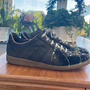 Maison margiela gats - Maison margiela gats. Väldigt slitna men har precis fått dem fixade hos skomakare. Med skorna får man box, dustbags osv. Kan garantera äkthet på dessa. Nypris 7.8, mitt pris 4.5. Ett av snörena är sönder så rekommenderar byte. Passar 43-44