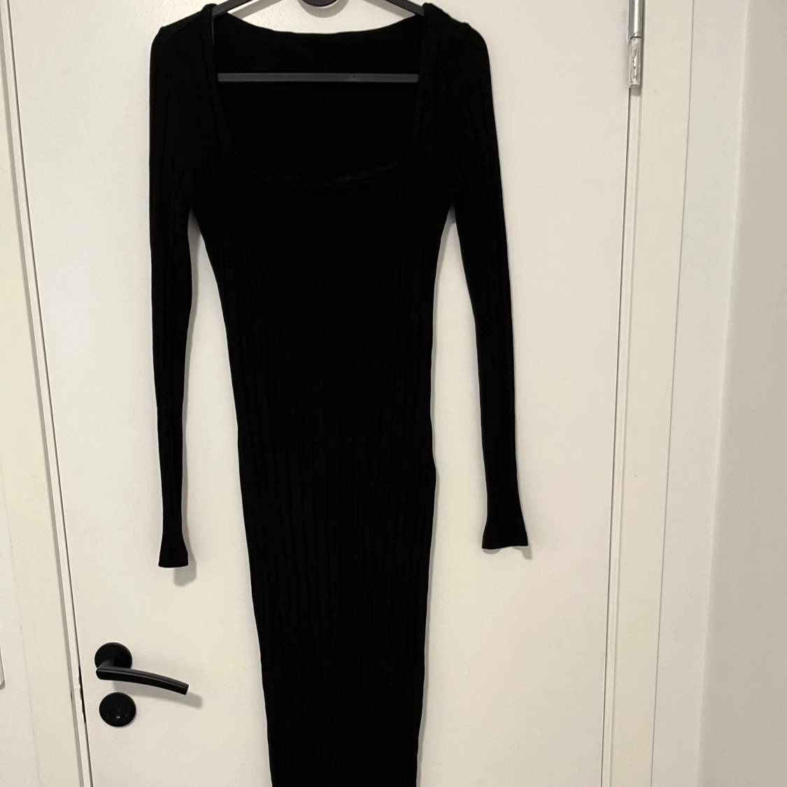 Svart ribbad långklänning - 1