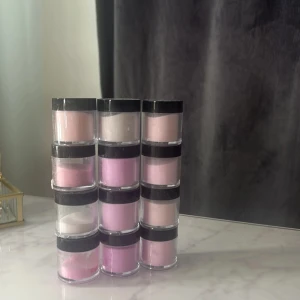 12st mini akryl pulver  - Säljer ett set med 12st akryl pulver  i små burkar med svart lock. Färgerna varierar från ljusrosa, lila, nude till vitt och ger en mjuk och feminin look. Perfekt för att skapa olika stilar och kombinationer. Burkarna är transparenta så du ser färgen tydligt.Vissa av dom är använda men dom mesta är oanvända 