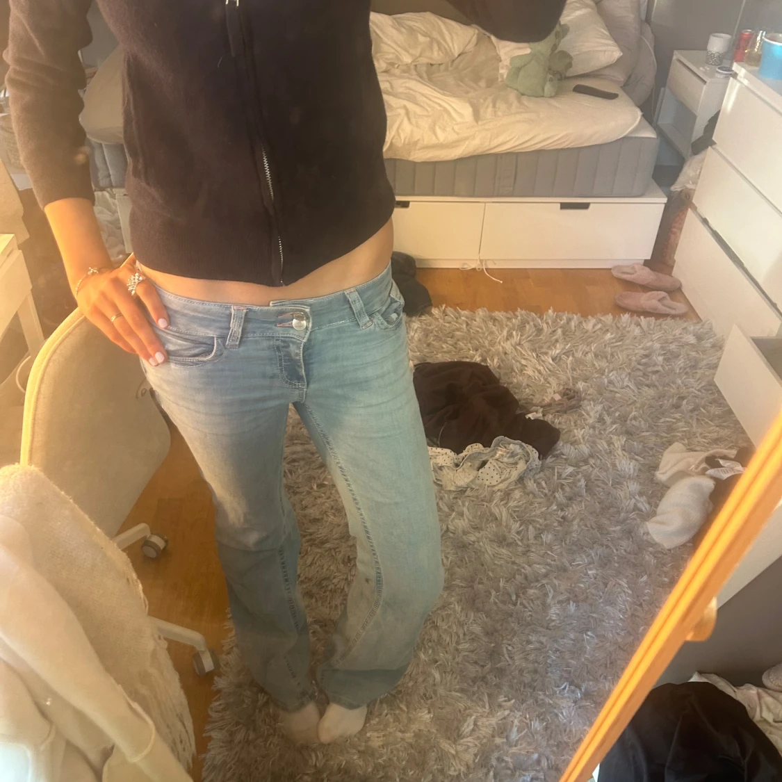 Ljusblå bootcut jeans med brodyr