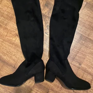 Hög stövel - Hör mocka stövel med drag kedja på insidan. Går ovanför knät.