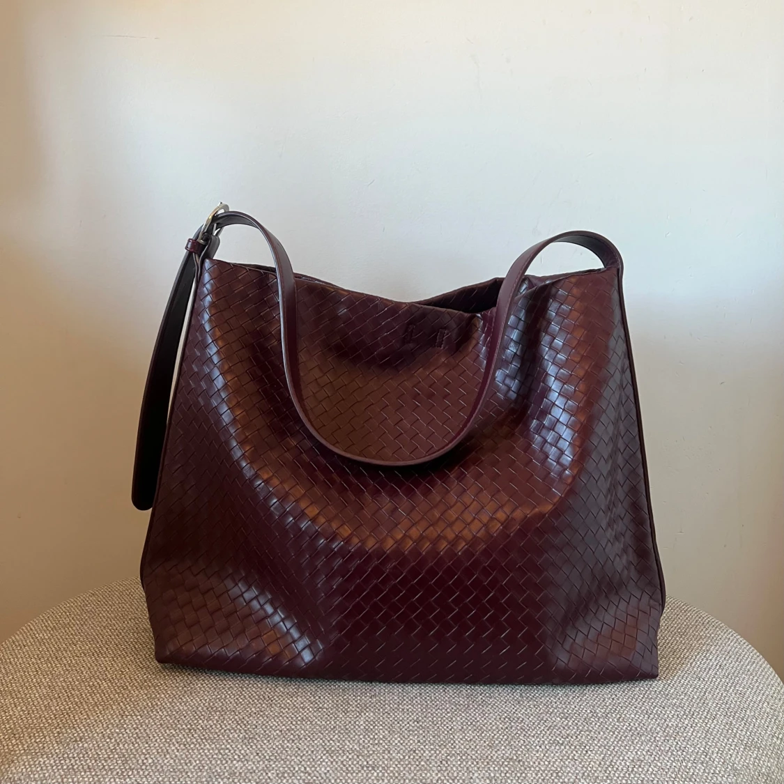 Vinröd axelväska i flätat skinn