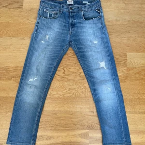 Replay Jeans - | Säljer ett par feta Replay jeans med slitningar modell Grover | Storlek W33 L32 | Skick 10/10 | Mitt pris 249 |