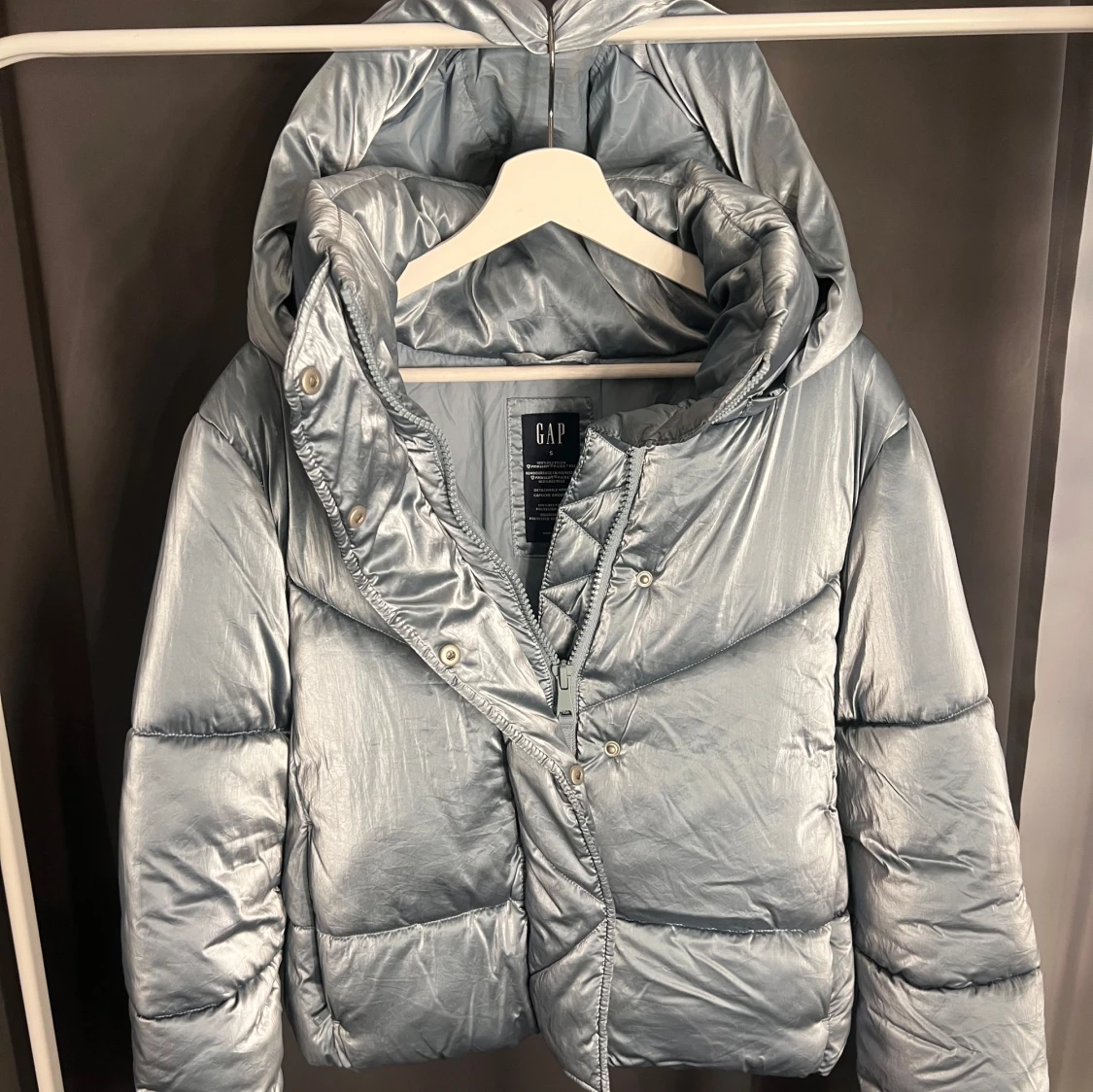 Ljusblå pufferjacka från GAP med huva