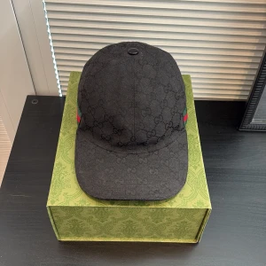 Gucci keps - Kepsen är näst intill nyskick, allt og medföljer. Nypris ca 5500kr