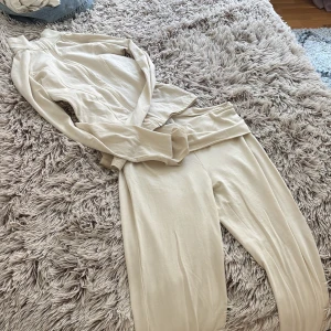 Beiga mjukisbyxor med bred midja - Säljer båda eller om man bara vill ha en av dom. Pris kan diskuteras!