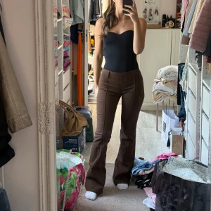 Bruna bootcut byxor  - Bruna low waisted jeans som har blivit lite små på mig. Byxorna har två defekter på baksidan (se sista bilden), men det syns inte så mycket när man har på sig dem🩷 Jag är 160cm för referens!