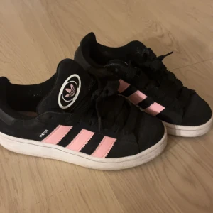 Adidas campus  - Använda väldigt mycket för ett tag sen, 1300 org pris, lite defekter nästan lite noppriga men inget man tänker på, normala i storleken.